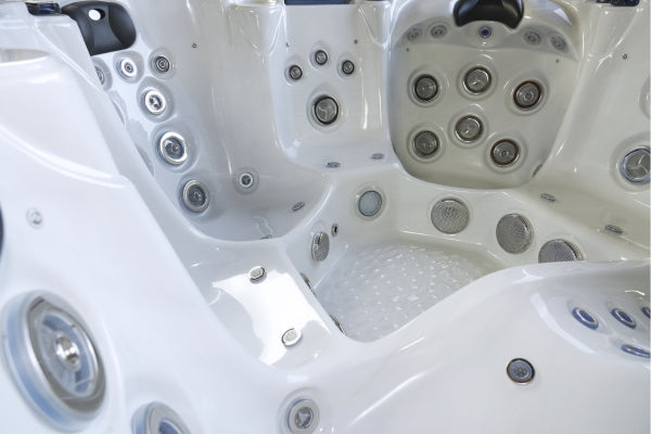 Salacia Elite A Stunning 6-Person Luxury Tub